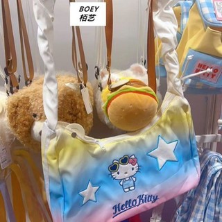 🎀韓系軟萌 HelloKitty 漸變斜挎包☁ 輕滑緞麵包身配色夢幻 拉鏈封口防丟物品 加寬柔軟背帶減壓 大容量單肩包