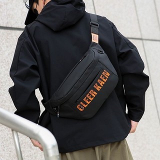 Cleer Kaen新款斜背包男款潮流多功能防潑水休閒男包通勤百搭背包 A 0 R O