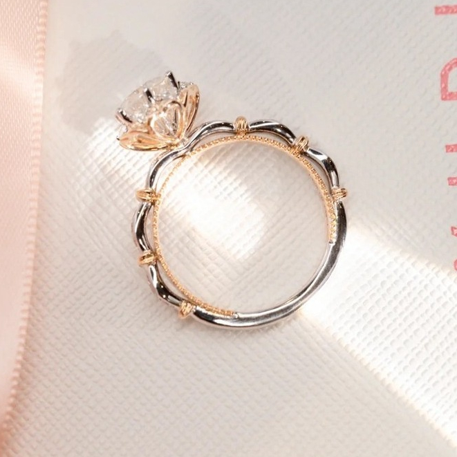 莫桑石（5mm）戒指 女 925銀 D色莫桑鑽0.5ct 可通過測鑽筆檢測 帶GRA證書  盛開玫瑰手捧花鑽戒