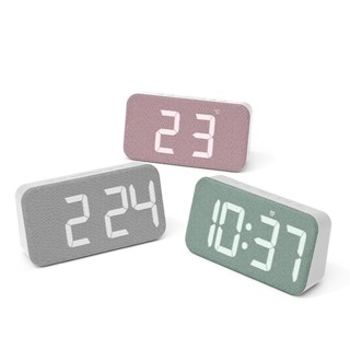 Mooas Cozy Fabric LED 臺鐘,帶 USB 充電埠的數字時鐘,12/24 小時模式,溫度顯示,鬧鐘和