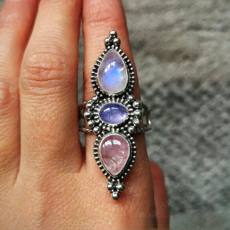 由三顆彩虹月光石手工製作的銀色指尖戒指