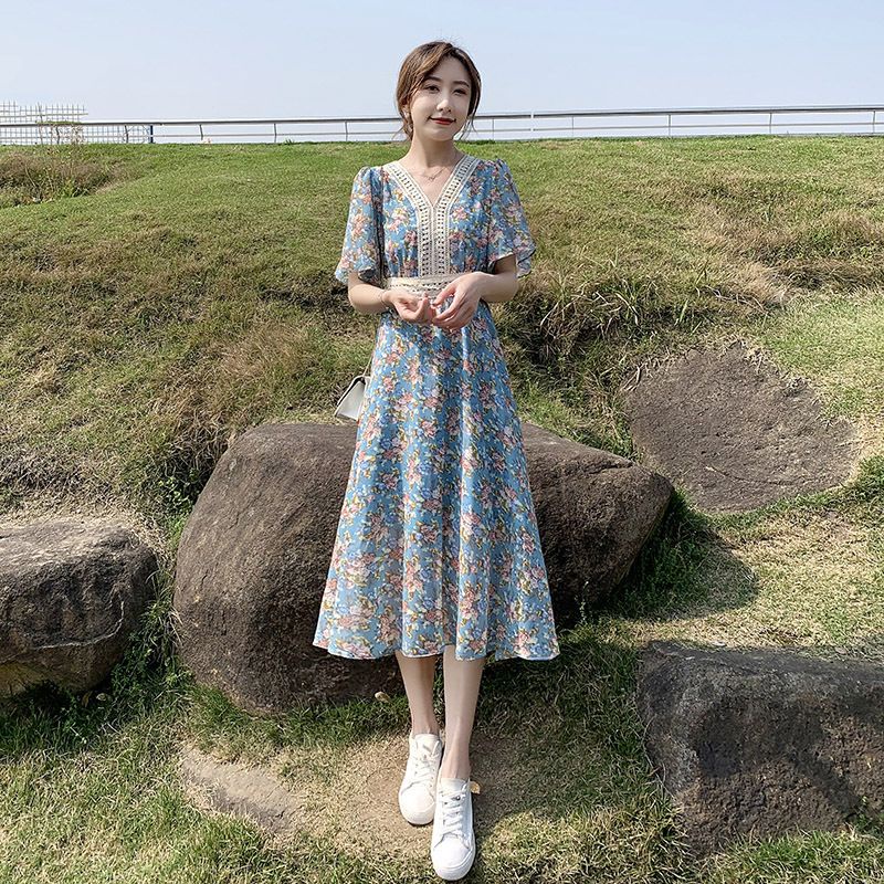 連身裙 短袖洋裝 女 韓國洋裝 藍色雪紡碎花洋裝女夏2023夏裝新款女裝收腰顯瘦v領中長款裙子