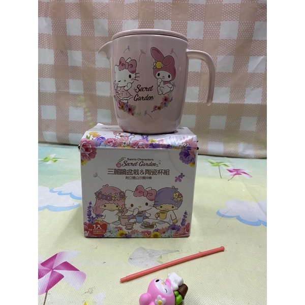 ゞ媽咪小舖﹏╭° 7-11 三麗鷗 盆栽 Hello Kitty 陶瓷牛奶杯組 （附蓋）～附立體公仔攪拌棒