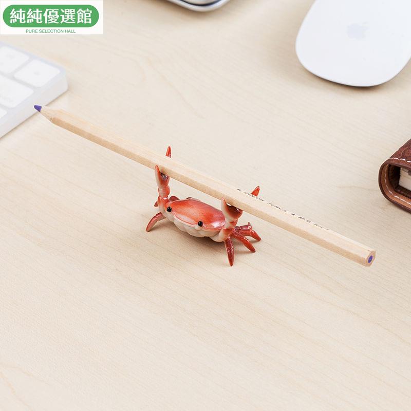 臺灣 現貨 日本 筆托 創意 設計 INS網紅 舉重螃蟹 筆架 置物 舉筆 放筆 支架 擺件 模型 小擺件 房間 裝飾品