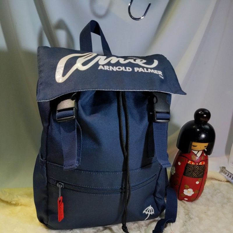 品牌 Arnold Palmer -後背包 經典LOGO系列 -藍色後背包，背後為軟墊背帶可調整舒適背負，兩旁有水杯袋