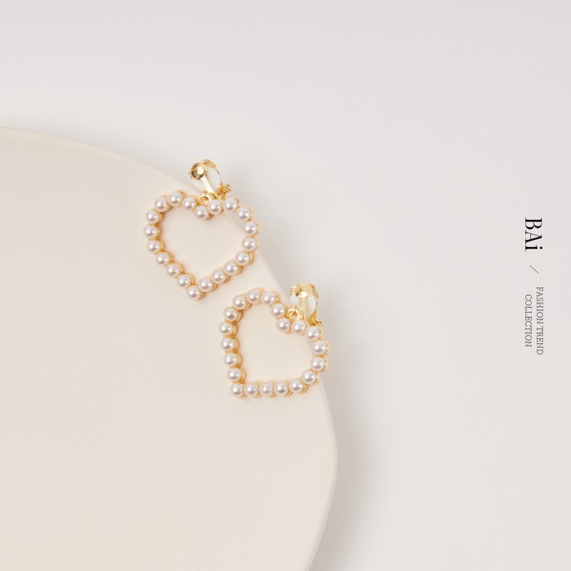 BAI白媽媽 立體珍珠鏤空愛心夾式耳環－現貨【336061】