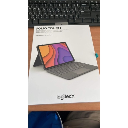 Logitech Folio Touch 鍵盤保護殼具備觸控式軌跡板，適用於 iPad Air (第 5 代)