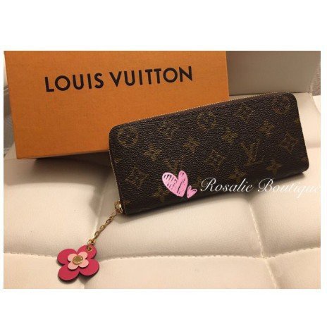 二手LV長夾LOUIS VUITTON LV M64201 全新字紋花朵吊飾內桃紅ㄇ字拉鍊長夾皮夾 有現貨