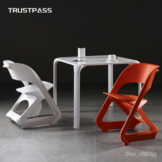 ins北歐塑料椅子 簡約靠背凳子 休閒白色餐椅 餐廳塑料靠背椅子