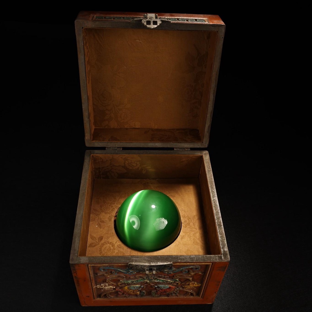 舊藏收罕見極品綠色貓眼石球品相保存完好 配老浮雕木頭盒子盒長18公分 寬18公分 球直徑10公分 單個重1300476