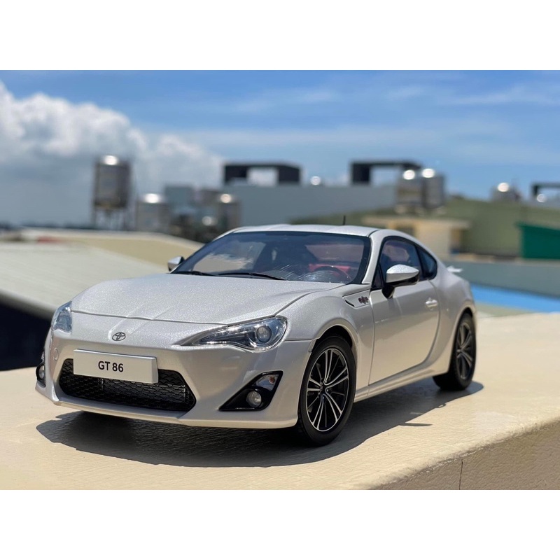 1/18模型車 toyota 86白