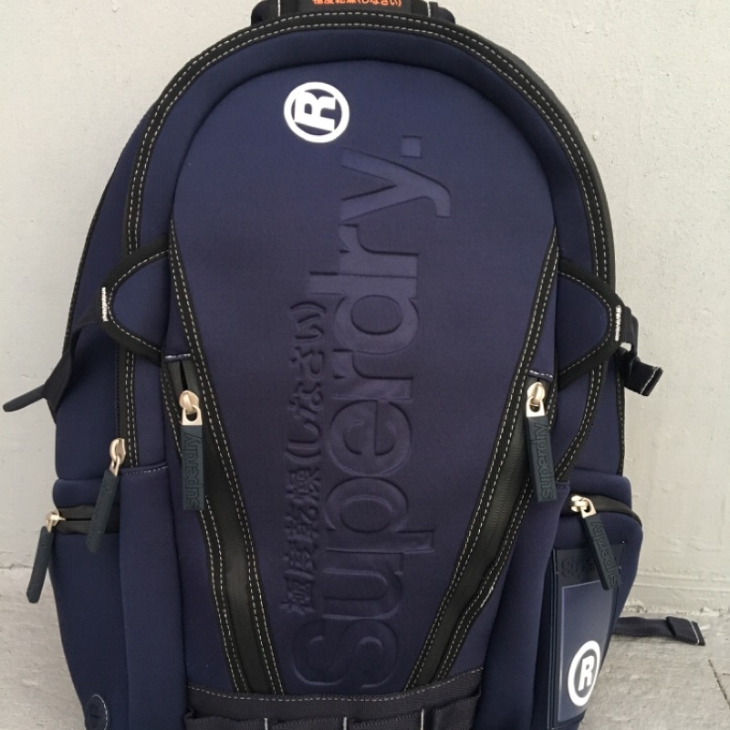 Superdry Neotarp logo 17L 防潑水後背包 筆記型電腦 生活休閒 英國 尺寸42*32*12cm