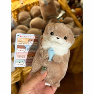 名創優品✨生日禮物 交換禮 鑰匙圈掛件 書包吊墜 包包掛飾 安撫玩偶 毛絨玩具 可愛玩偶 小水獺抱魚 水獺玩偶 水瀨公仔