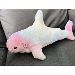 粉色鯊魚娃娃 彩虹鯊魚玩偶 彩色大隻鯊魚 鯊魚娃娃 鯊魚抱枕 生日禮物
