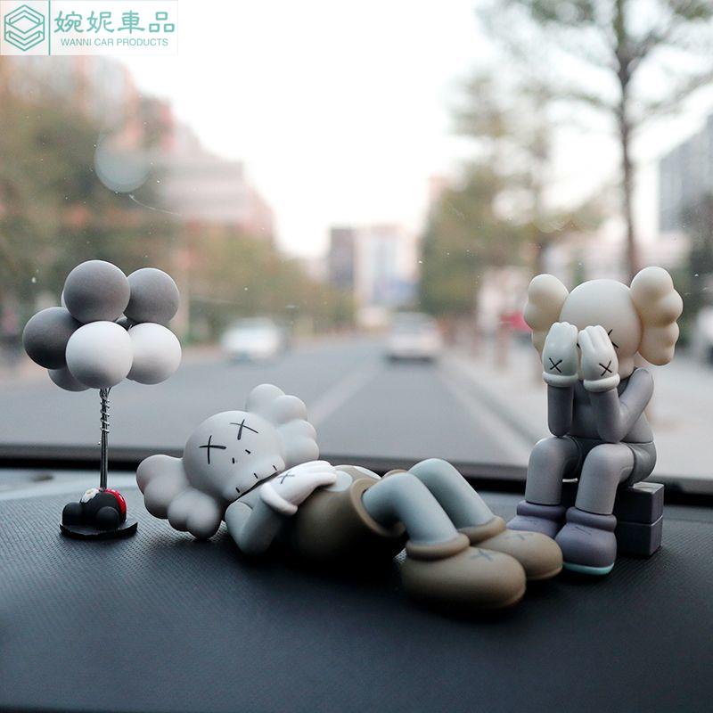 新款 汽車擺件 kaws 公仔 潮玩芝麻街汽車擺件kaws公仔考斯模型車內中控臺高級感車載擺件 汽車裝飾擺件 手辦 擺件