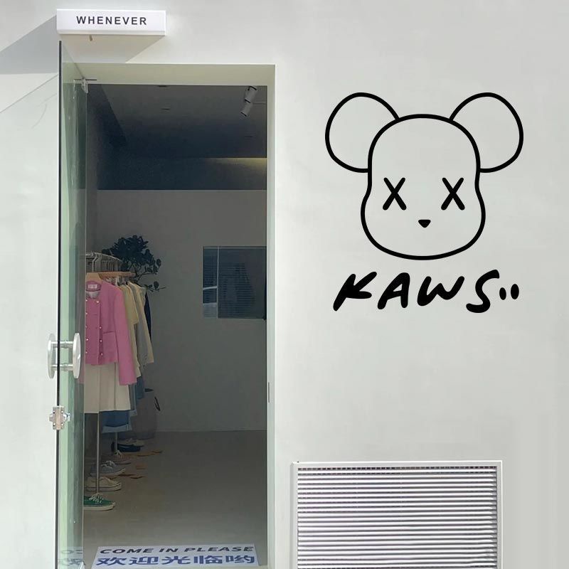 HK01.暴力熊KAWS 克萊因藍ins風墻貼紙簡約服裝咖啡店鋪玻璃門櫥窗裝飾