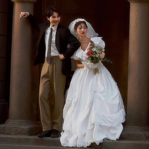 影樓主題復古風港風婚紗80年代新款白色法式禮服情侶街拍拍照服裝