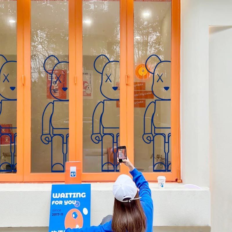HK01.暴力熊半邊 克萊因藍ins風墻貼紙簡約服裝咖啡店鋪玻璃門櫥窗裝飾