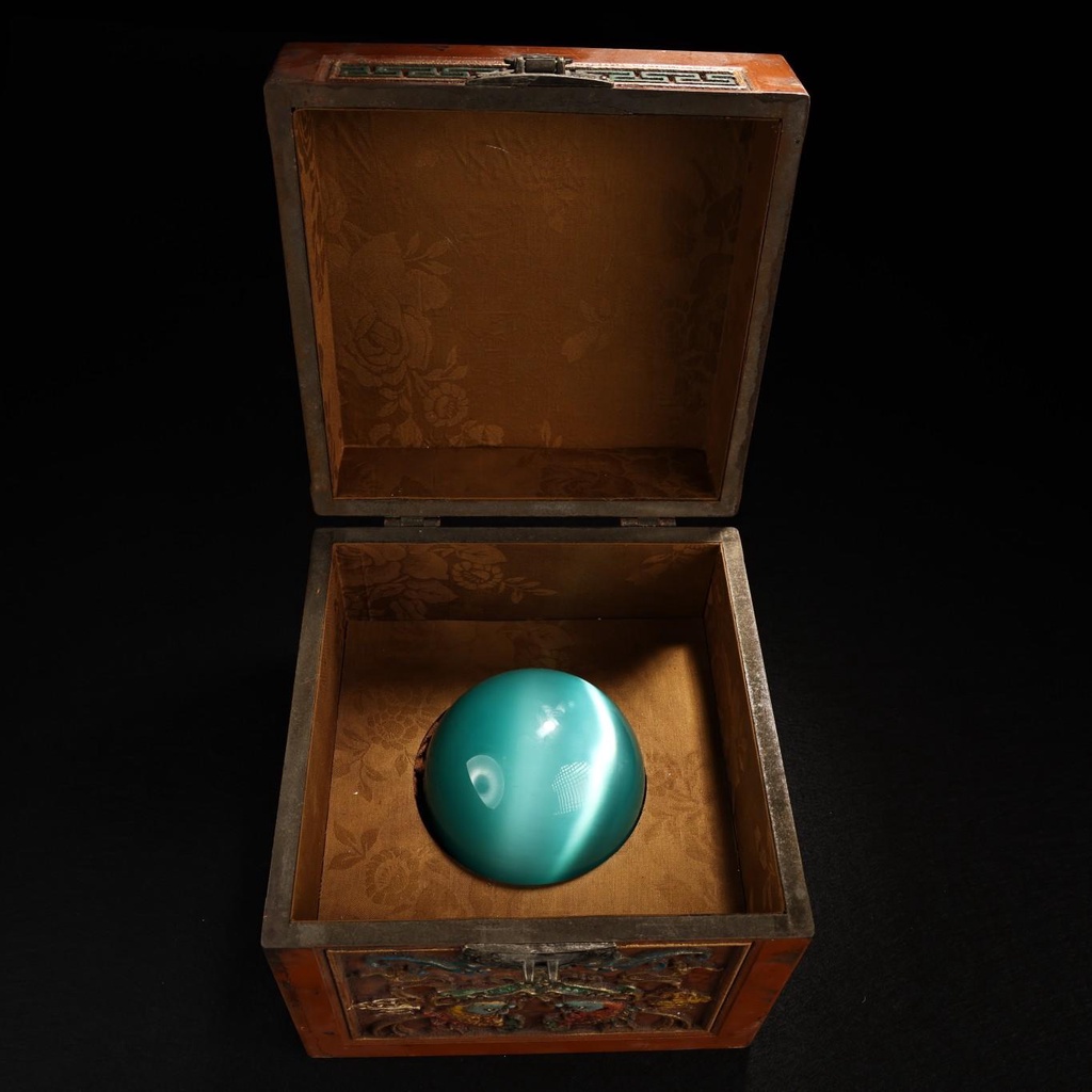 舊藏收罕見極品藍色貓眼石球品相保存完好 配老浮雕木頭盒子盒長18公分 寬18公分 球直徑10公分 單個重130055