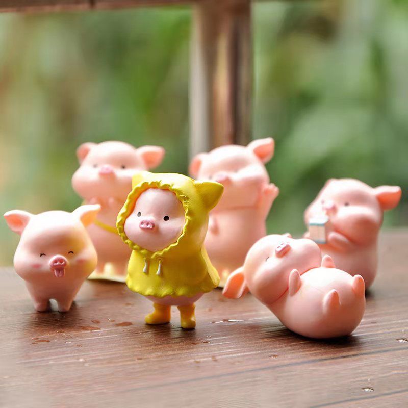 【6件超值】可愛卡通微景觀擺件 PVC桌面迷你玩偶飾品 黃色雨衣小豬背書包小擺件