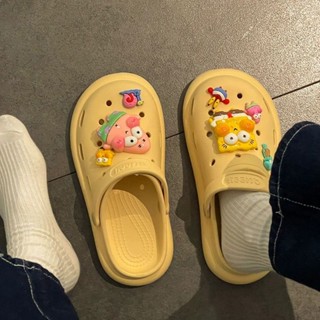【熱銷免運】奶呼呼卡通洞洞鞋女外穿海綿寶寶涼拖鞋包頭百搭平底可濕水沙灘鞋拖鞋 女生拖鞋 居家拖鞋 可愛拖鞋