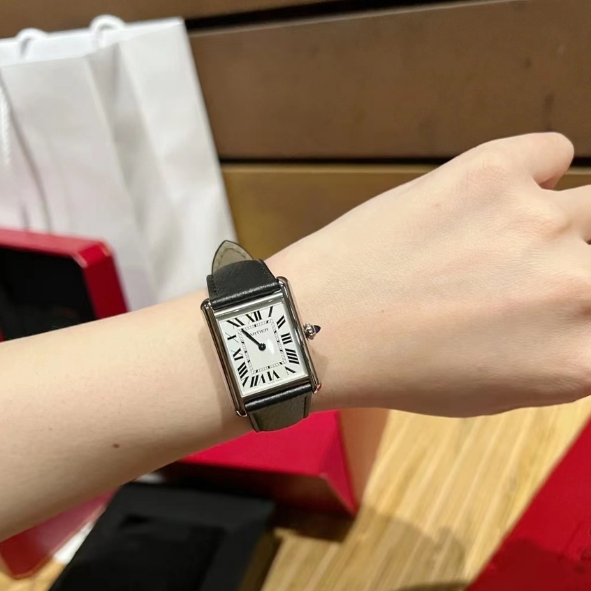 ♡花寶♡歐洲精品直購【PO圖幫代】 免稅卡地亞 坦克Cartier TANK MUST 腕表 中号款 精钢  銀色皮帶