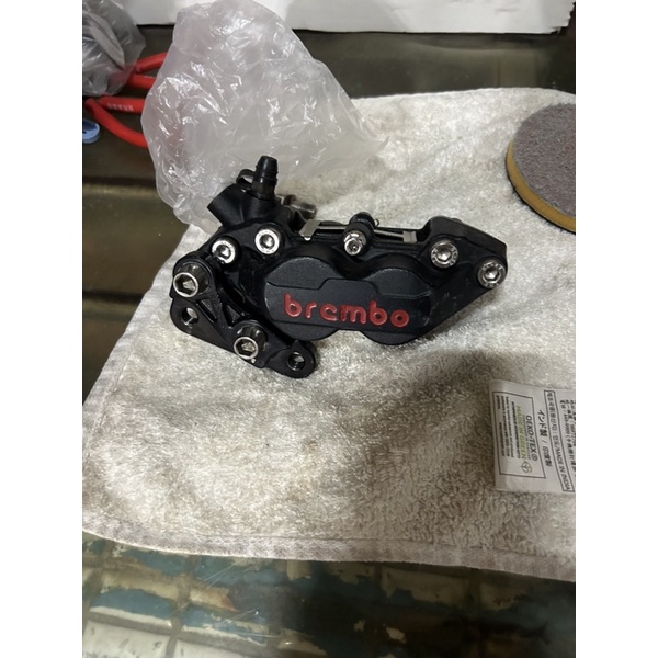 brembo 基本對四 黑底紅 卡鉗 左卡 已全拆解保養 含force 惡搞卡座 本體跟油管白鐵螺絲