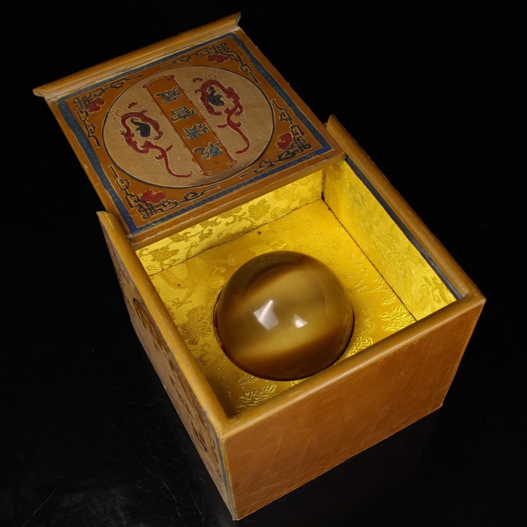 舊藏下鄉收清代宮廷御藏極品罕見黃色大貓眼石球一顆品相保存完好 配老漆器盒一個盒長18公分 寬18公分球直1339
