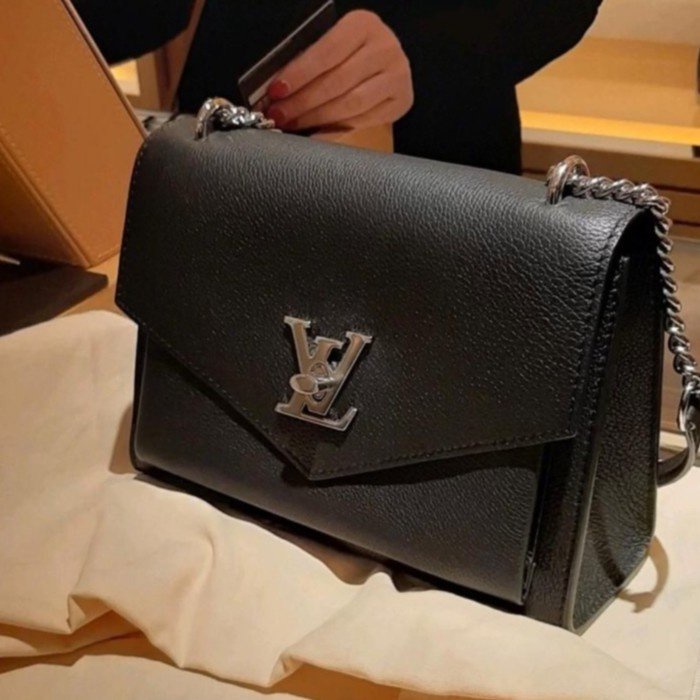 Shop Louis Vuitton MY LOCKME Mylockme chain bag (M51418) by Allee55