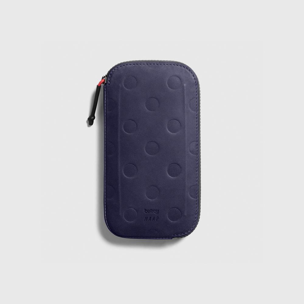 MAAP X Bellroy All-Conditions Phone Pocket聯名款防水手機包藍色-崇越單車休閒館