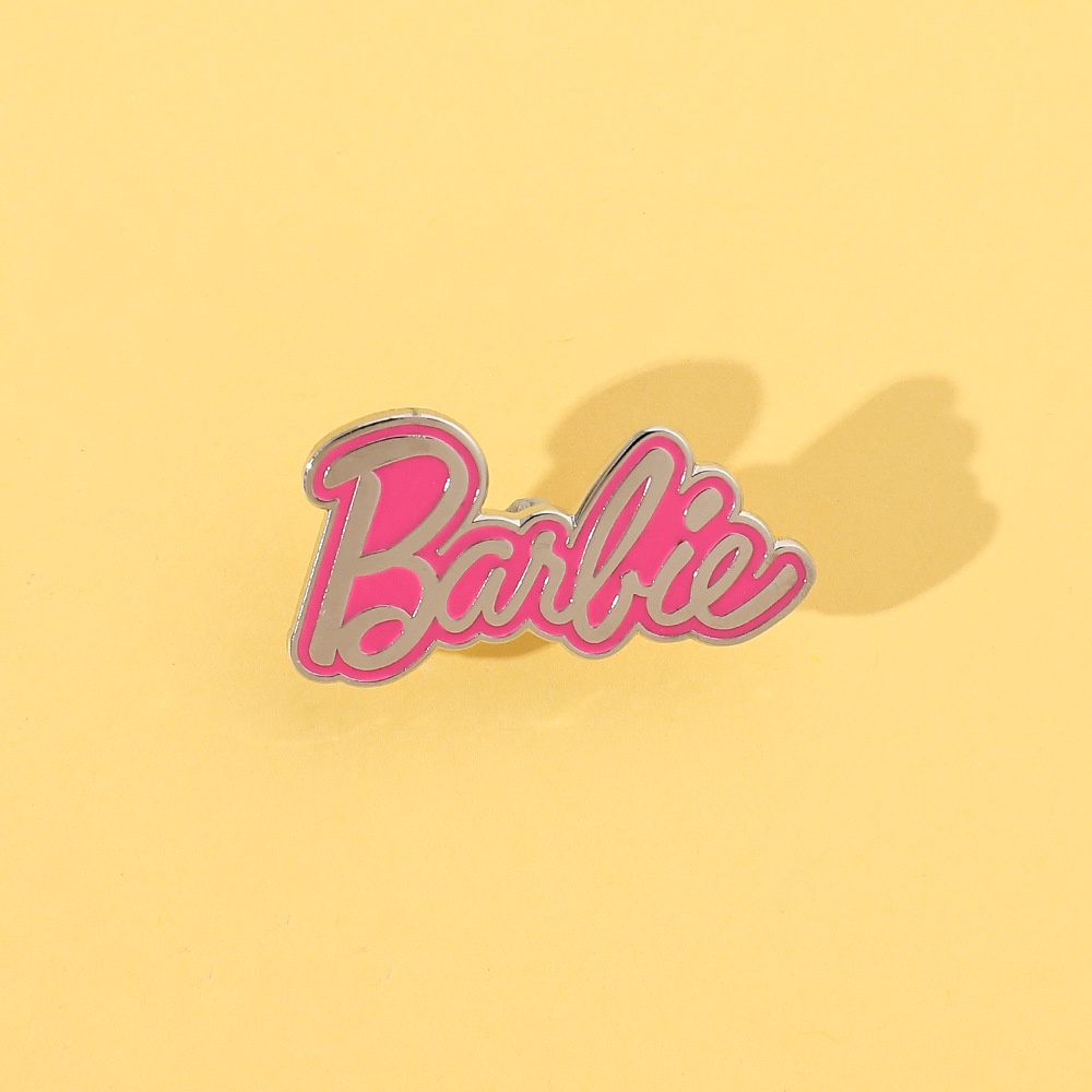 DUCK家 Barbie芭比胸針粉色英文字母金屬徽章芭比娃娃合金滴油包包配飾