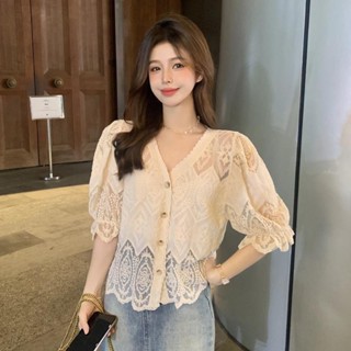 SY短板上衣溫柔風鏤空V領上衣蕾絲襯衫女裝夏季新款薄款外搭短款洋氣別致小衫