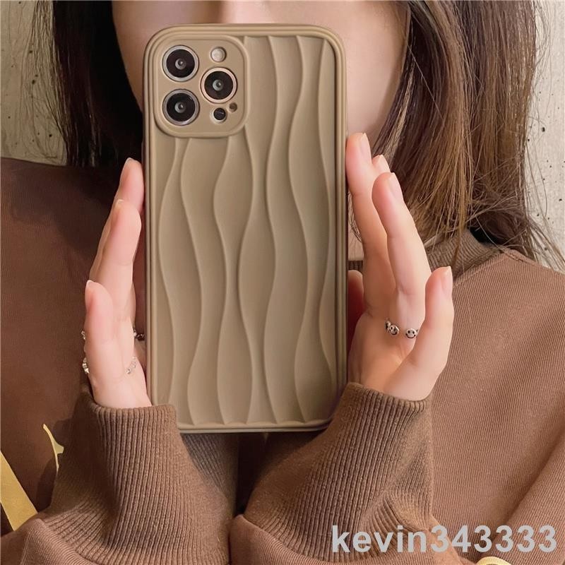 台灣出貨 秋冬簡約奶咖色水波紋手機殼 適用於iPhone14 13 11 pro max情侶手機殼