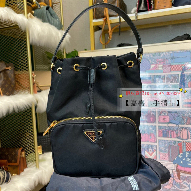 現貨+免運 PRADA 普拉達 Fabric Shoulder Bag 尼龍抽繩 束口水桶包 斜挎包 1BH038