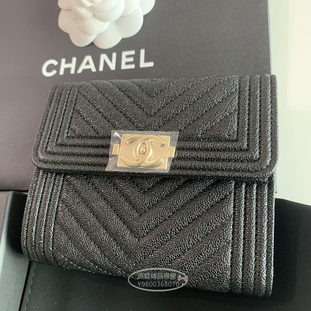 二手精品 CHANEL BOY 時尚V紋 荔枝皮 金釦 三折 短夾 皮夾 黑色 A80734