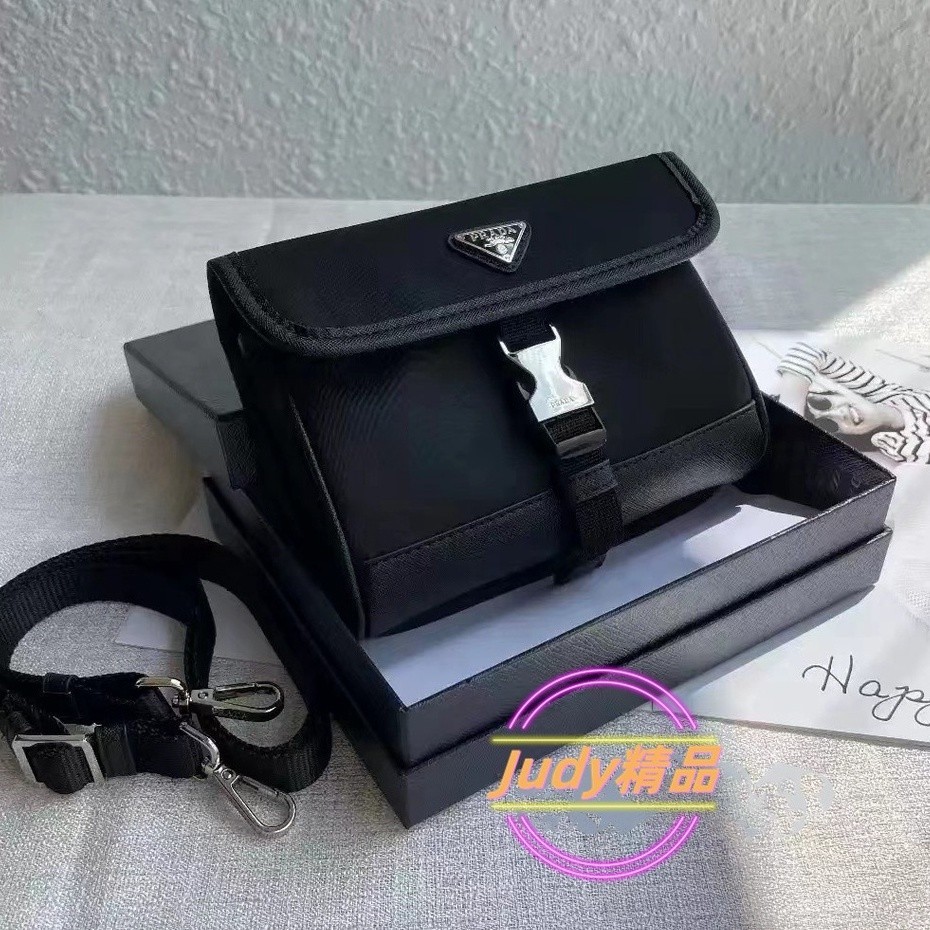 二手精品 Prada/普拉達 包包 再生尼龍及Saffiano皮革智能手機套 手機包 背面三角形金屬徽標 2ZH108