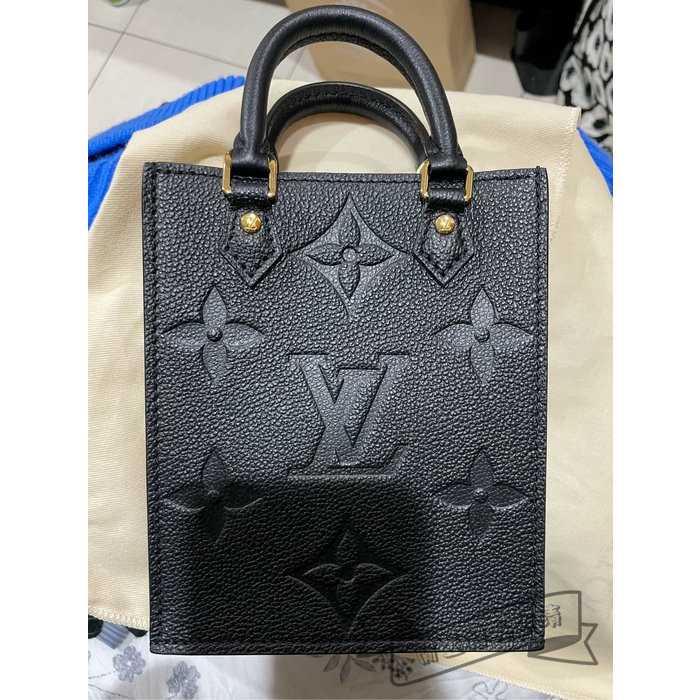 二手精品 LV 路易威登 M81417 PETIT SAC PLAT 黑色壓紋手機包 琴譜包 手提包 斜背包 實拍