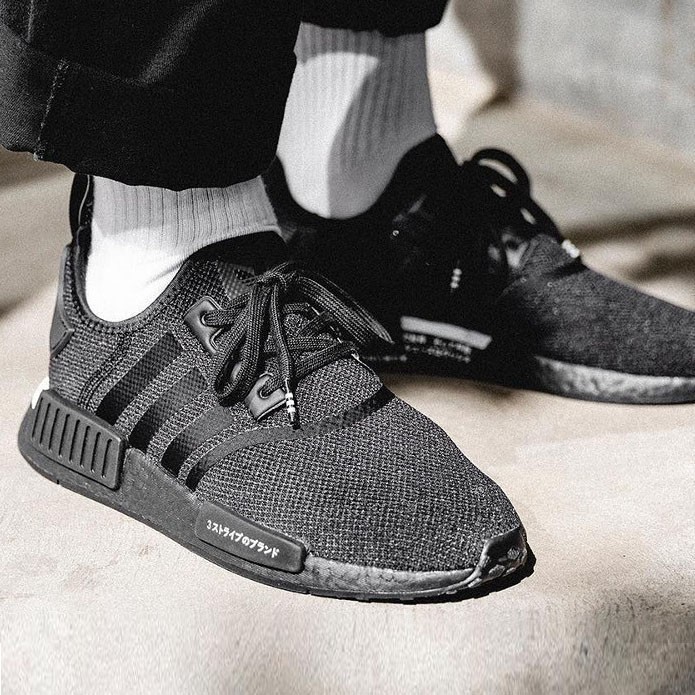 全新正品 ADIDAS NMD R1 V2 BOOST 全黑 黑紅藍 黑日文