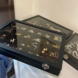 耳環收納盒 飾品收納 項鍊收納盒 戒指盒 首飾盒 珠寶盒 黑色珠寶箱擺攤標本戒指耳環項鏈收納文玩收納抗氧化帶蓋防塵徽章