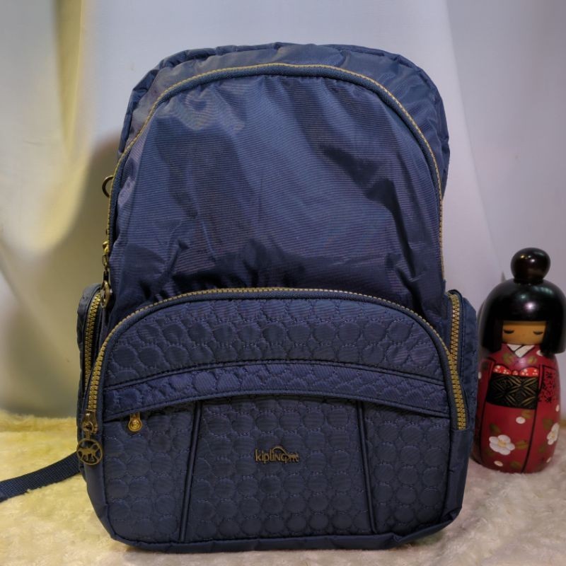 品牌 Kipling 猴子包 沉穩時尚 圓型條紋拉鍊後背包-深藍色 防潑水雙肩後背包 ，兩旁有置物袋,男女均有使用