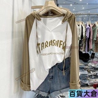 大尺碼上衣 長袖上衣 秋季大尺碼撞色T恤女連帽字母長袖寬鬆百搭插肩袖防曬衫V領上衣【百貨大倉】
