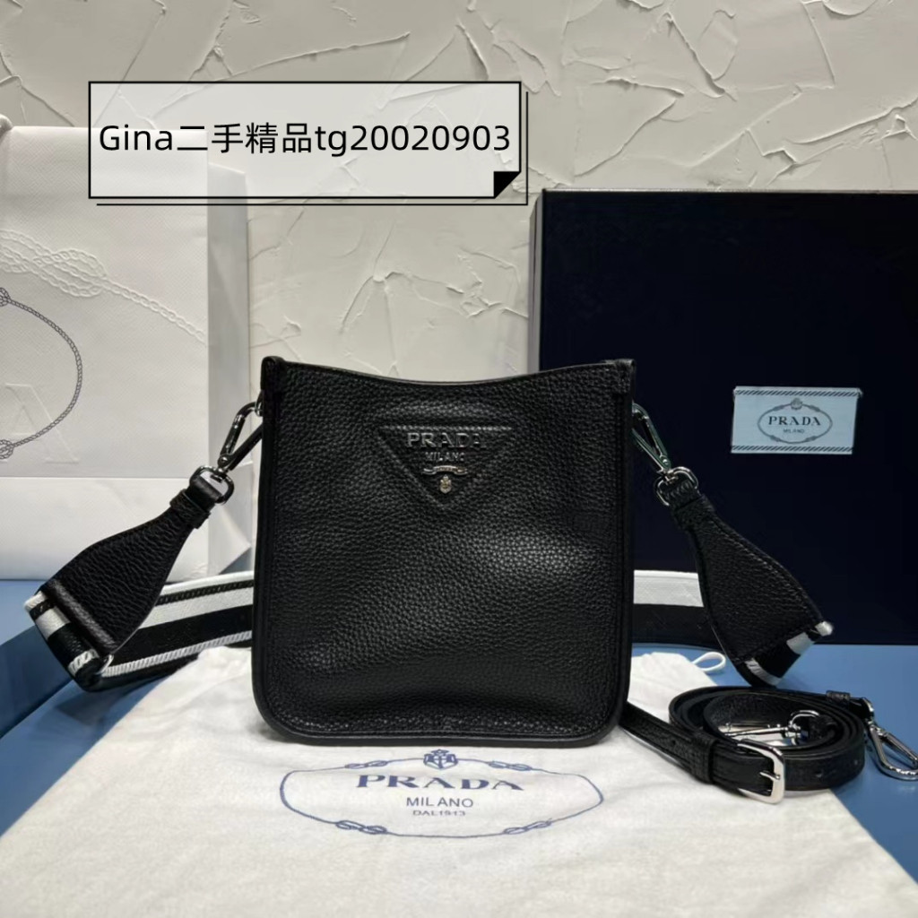 現貨正品 PRADA 普拉達 金屬三角形徽標皮革 迷你單肩包 琴譜包 1BH191