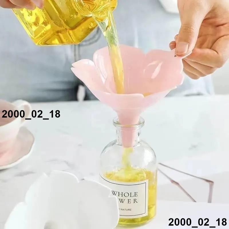 熱銷 2 件日式櫻花漏斗家用橄欖油調味品液體粉末分配器廚房配件漏斗