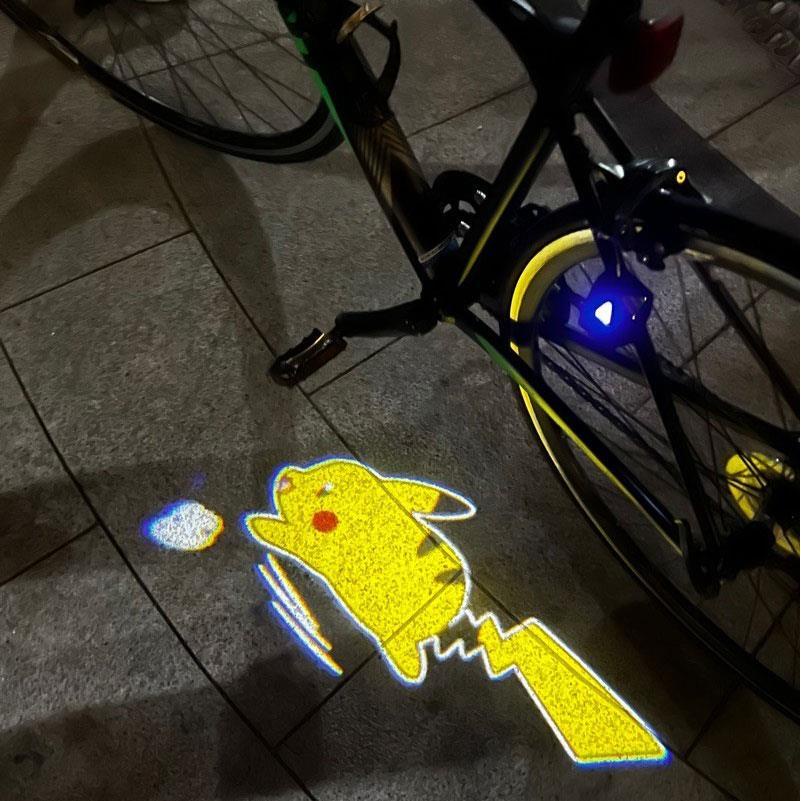 【四季與禮】自行車擺件電動車投影燈單車裝飾配件摩託車動態皮卡丘車載迎賓燈