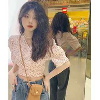 【Wik】短袖 T恤 女 短袖上衣女 短袖 t恤女 夏chic短款V領收腰港味複古泡泡短袖襯衫洋氣獨特別緻甜辣上衣女