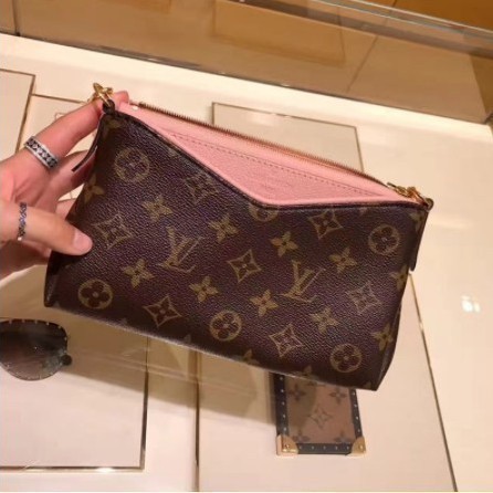 貓貓二手 LV LOUIS VUITTON PALLAS 手拿包 肩揹 斜揹 黑M41639 粉M4403