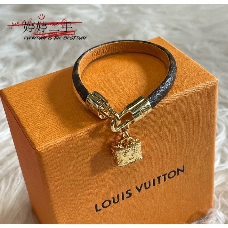 二手特价出LV VANITY 金色 金屬 迷你 化妝包 吊飾 手鏈 手環 M8012F