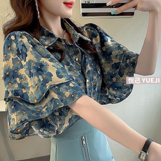 悅己🌻設計感荷葉邊碎花上衣女新款短袖甜美藍色襯衫女夏寬松大碼花襯衣大碼襯衫 夏款襯衫 胖MM上衣