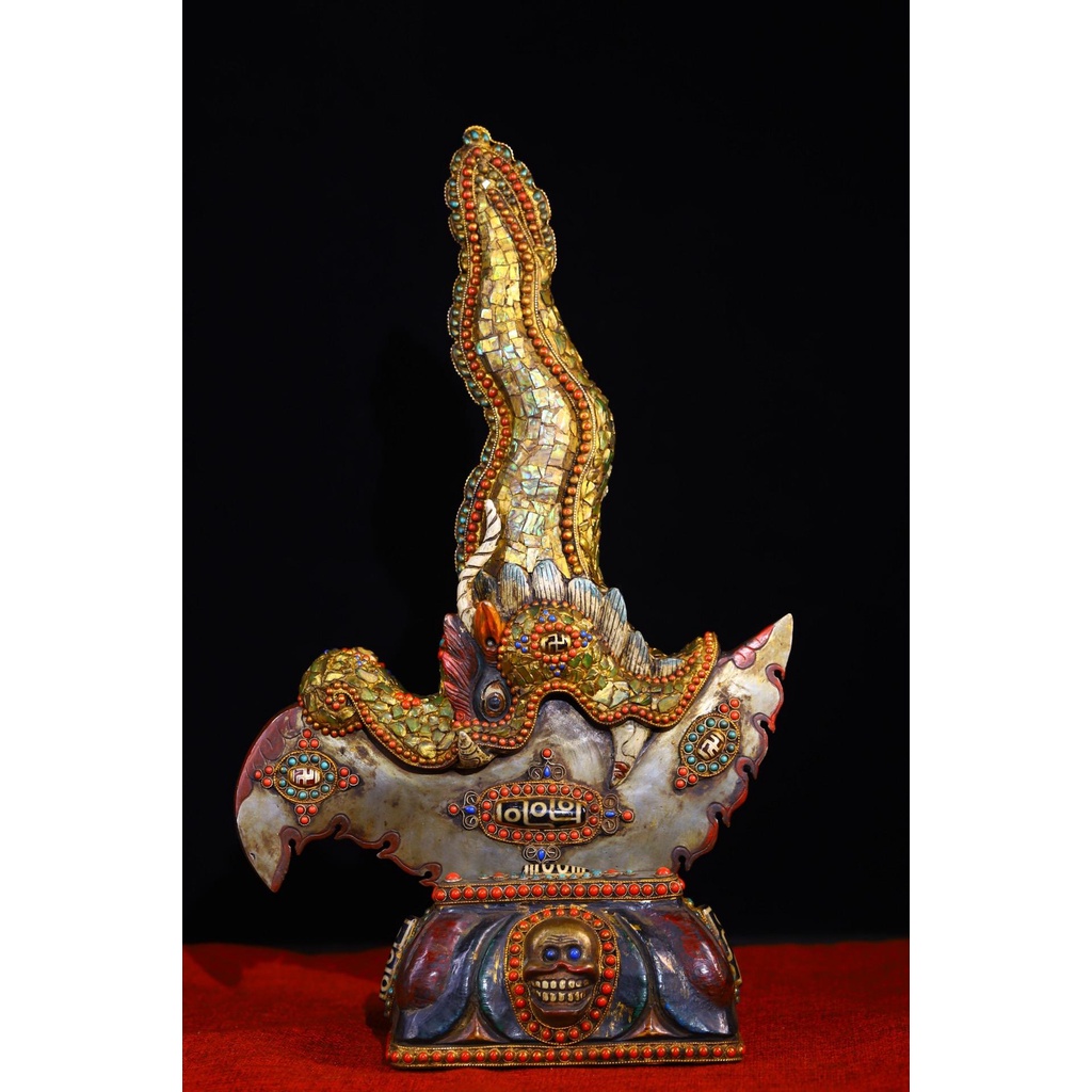 西藏回流天鐵純手工打造鏨刻鑲嵌寶石 天珠彩繪老法器 底座菩提根純手工鏨刻 描彩 鑲嵌寶石 高43 寬26 重約3450克