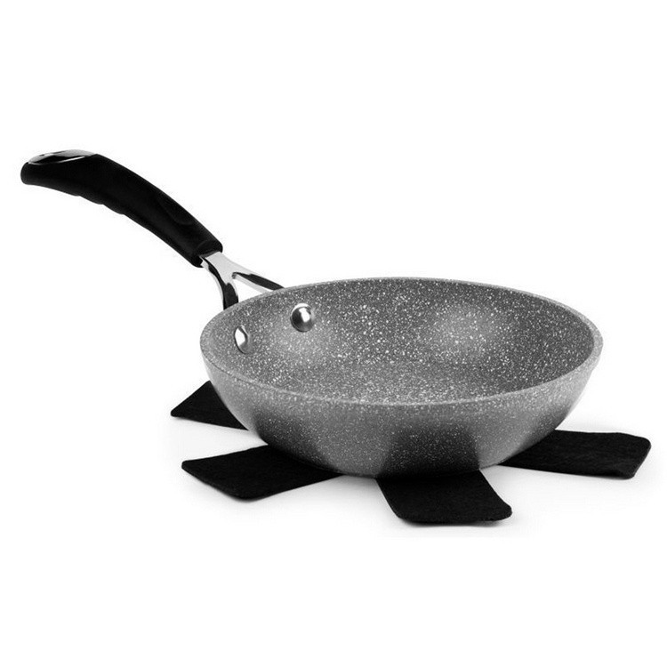 台灣現貨 義大利《EXCELSA》Fornok鍋具保護墊+淺石紋不沾平底鍋(18cm) | 平煎鍋